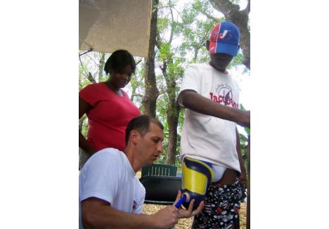 ÎNTRE PIONIERI. Orădeanul Iosif Pop se numără printre cei care au pus în Haiti bazele unui mic centru de protezare pentru victimele cutremurului. A luat mulaje după forma amputării şi a confecţionat cupe, adică proteze de probă, urmând ca munca să-i fie continuată de alţi colegi şi de localnici